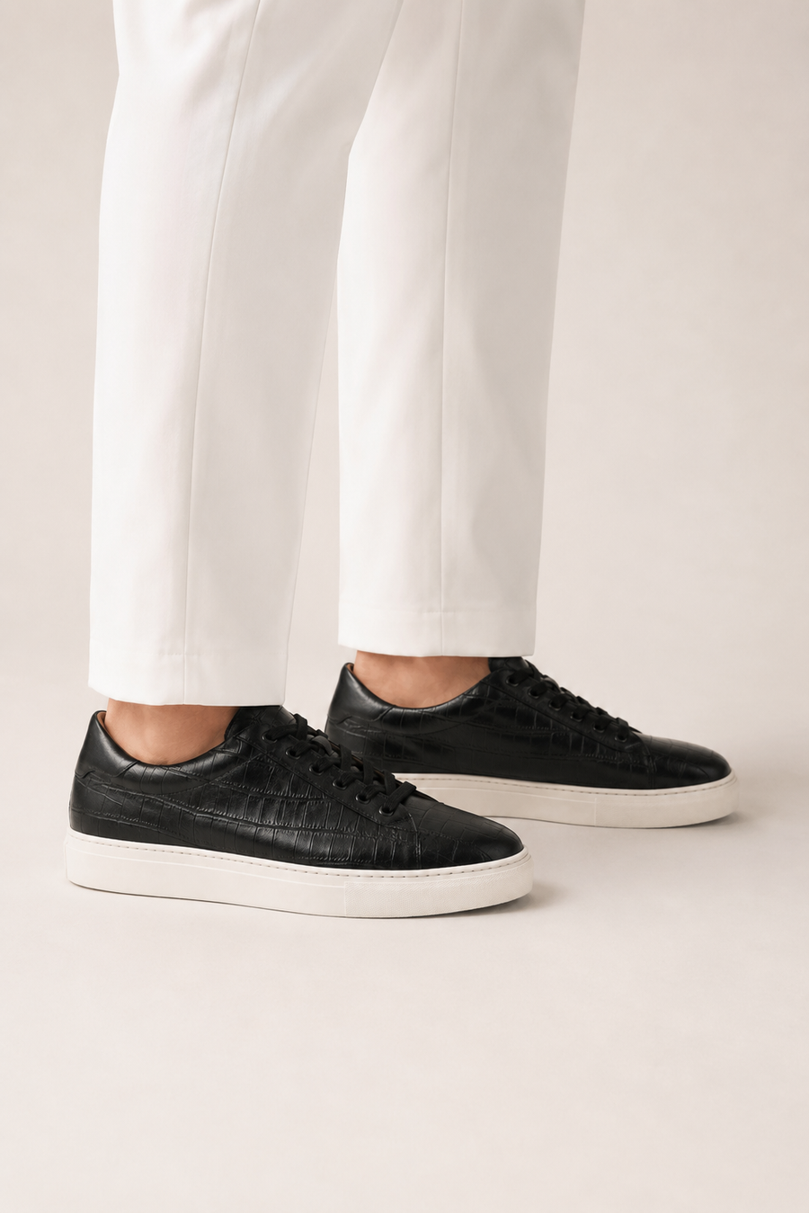 Sneaker aus geprägtem Leder · Schwarz — Ansicht 4